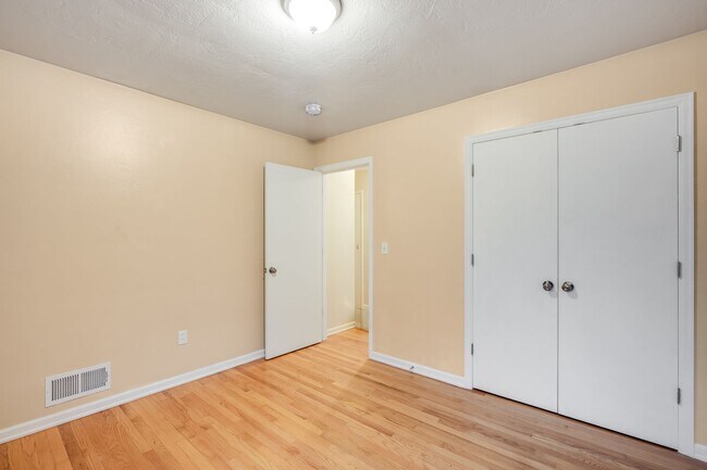 Building Photo - 4811 N Maryland Ave