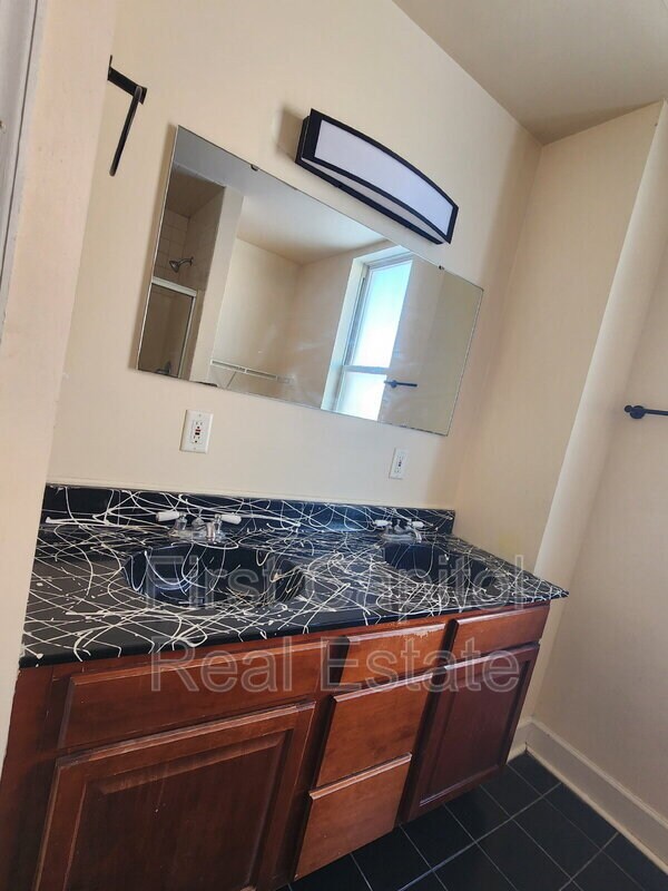 Building Photo - 711 N George St