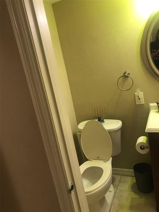 Building Photo - Cozy 4 bedroom end unit | Pet friendly!! | Central Sarasota near downtown and beaches