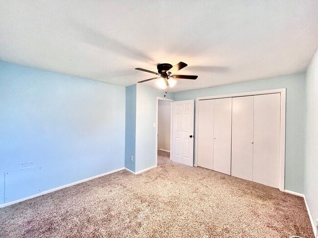 Building Photo - Townhome in Central Windsor!