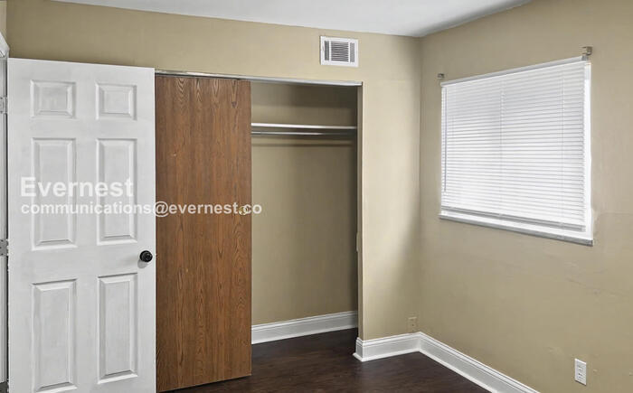 Building Photo - 1006 E 15th Ave