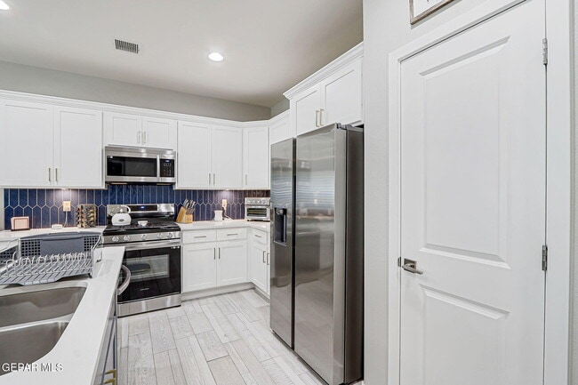 Building Photo - 325 Playa Vis St