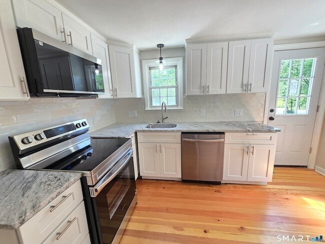 Building Photo - 157 S River Rd