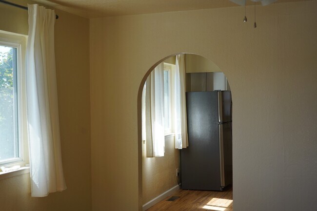 Building Photo - Spacious 3 bedroom, 1 bathroom renovated home