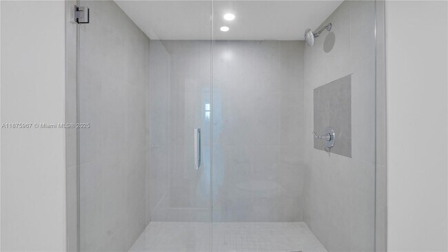 Building Photo - 555 NE 34th St