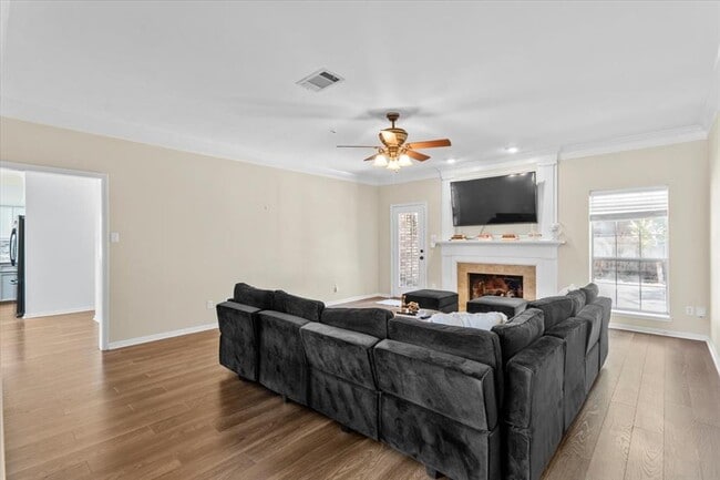 Building Photo - 10116 Pinehurst Dr