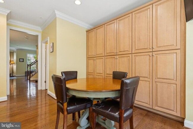 Building Photo - 724 Sentry Square