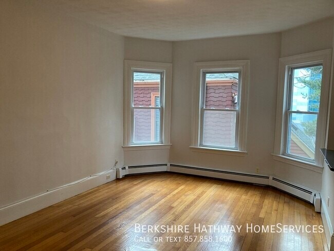 Building Photo - 14 Trowbridge St