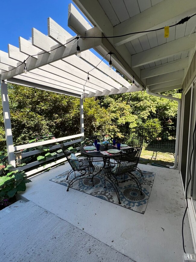 Building Photo - Paradise found! The perfect executive work...