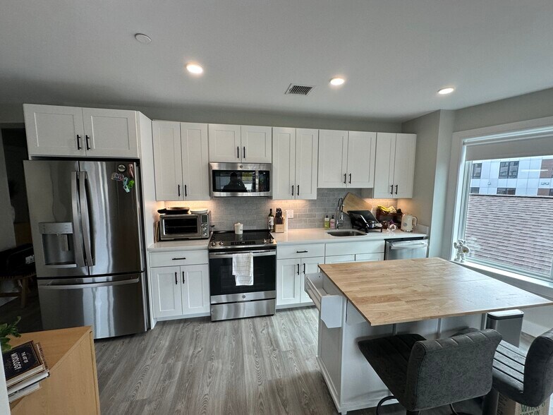 Building Photo - 206 Old Colony Ave