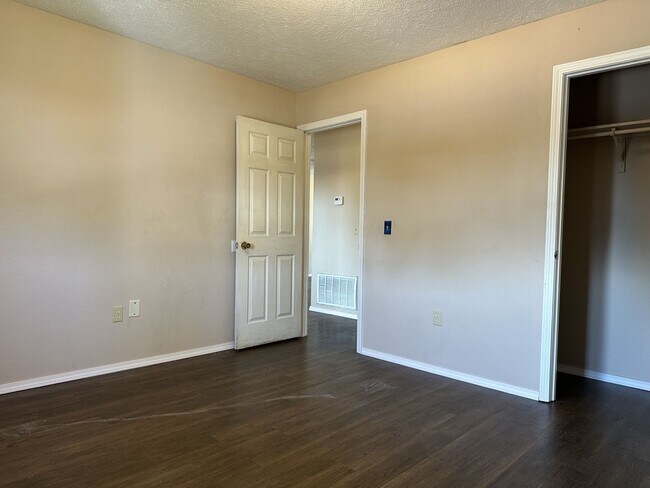 Building Photo - 121 Elm St