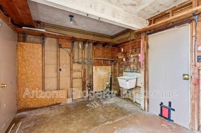 Building Photo - 4640 E Oak St