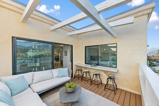 Building Photo - 6502 Dume Dr