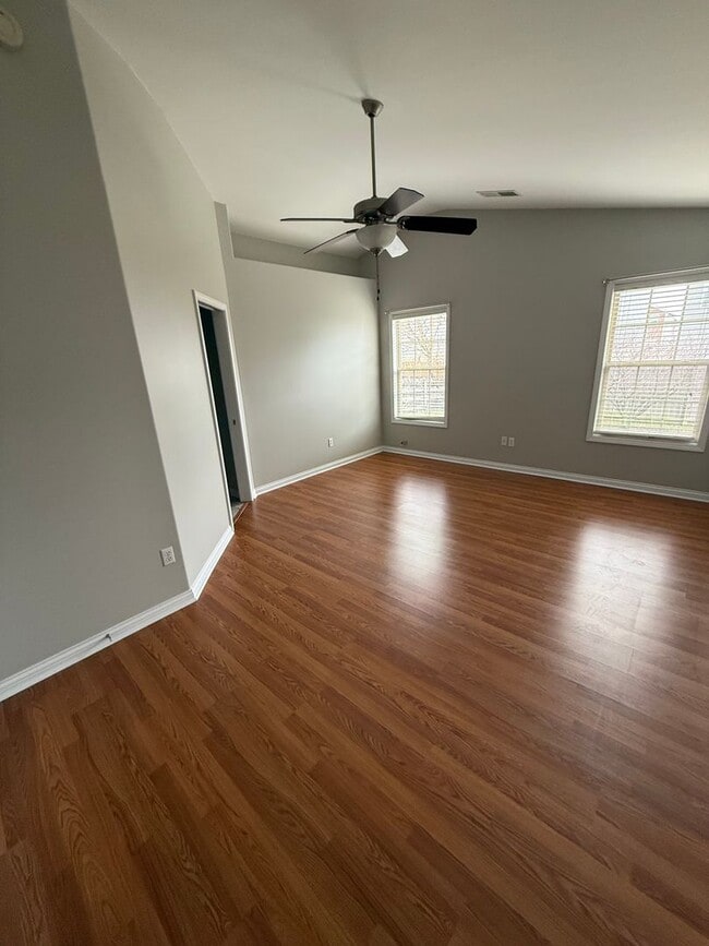 Building Photo - Charming 3-bedroom, 2-bathroom home located in the vibrant city of Lexington