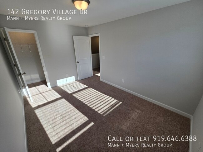 Building Photo - 142 Gregory Vlg Dr