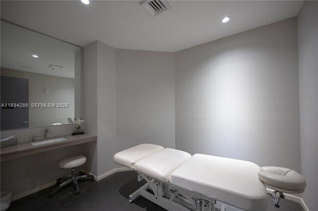 Building Photo - 1300 Brickell Bay Dr