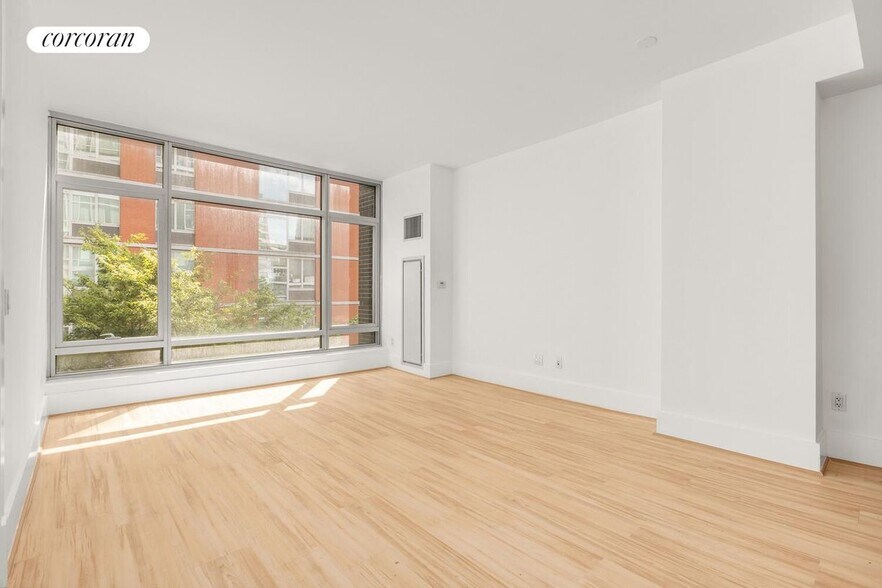Primary Photo - 165 W 18th St