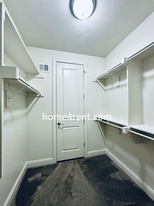 Building Photo - Main Level Primary Bedroom, Updated Kitche...