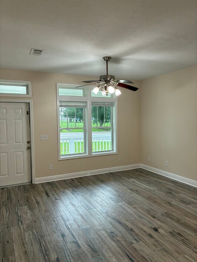Building Photo - Newly Renovated 2/1 Duplex
