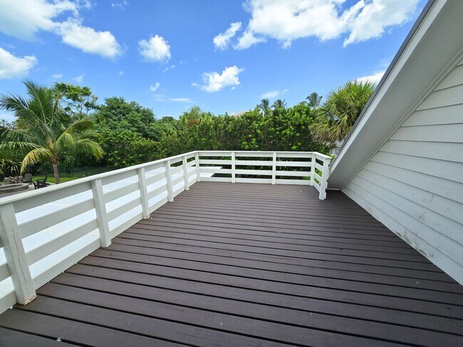 Building Photo - SEASONAL RENTAL - Luxury by the Beach!