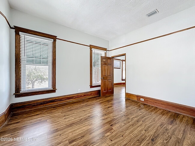 Building Photo - 138 E Duval St