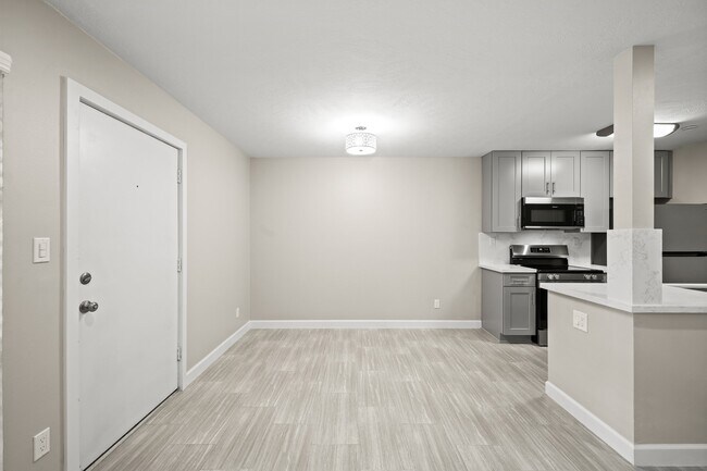 Building Photo - 2201 Fountain View Dr