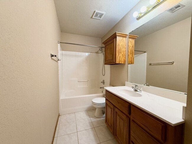 Building Photo - Half duplex in a fantastic location!