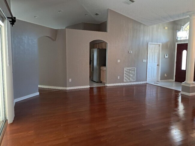 Building Photo - 242 SW Amesbury Ave