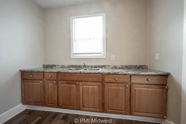 Building Photo - Charming 2-Bedroom Duplex in Indianapolis ...