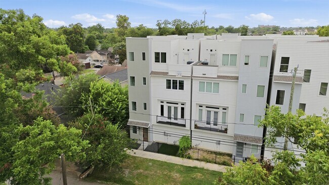 Building Photo - 1003 Kern St