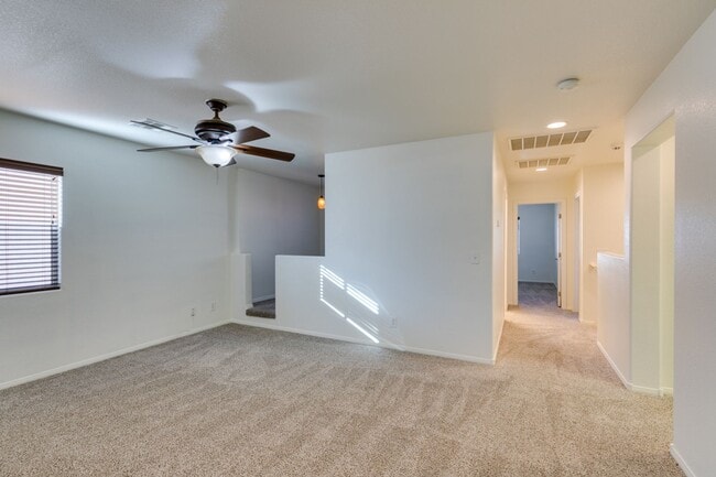 Building Photo - Great 3 bedroom house with a large loft an...