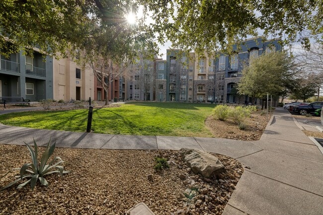 Building Photo - Guard Gated 3rd Floor Unit off Las Vegas Blvd