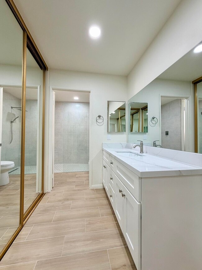 Building Photo - 1496 E Luna Way