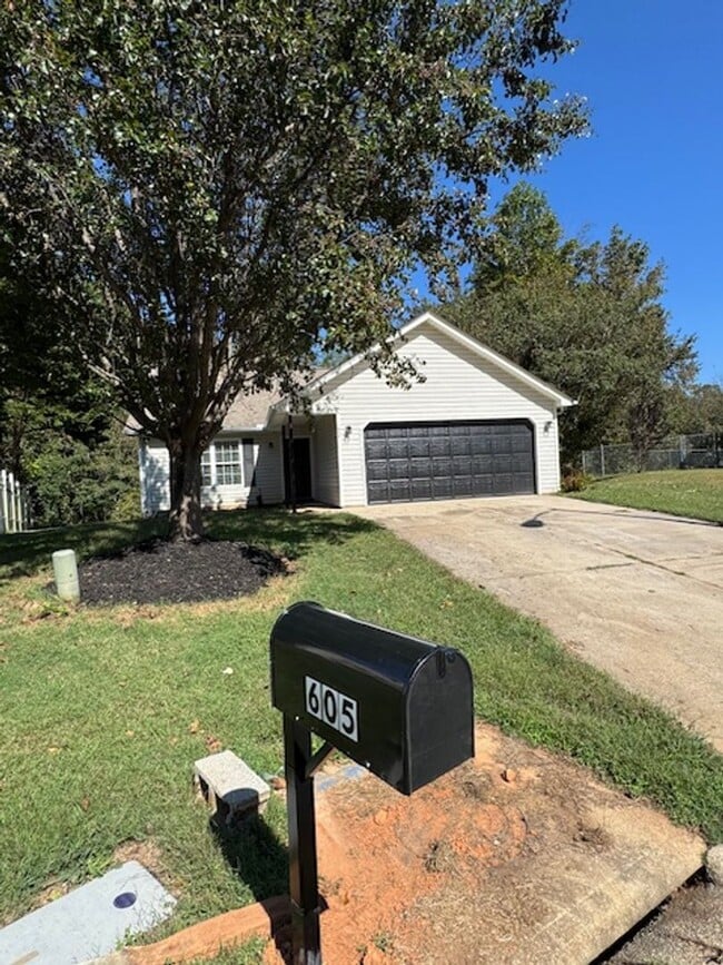 Building Photo - Welcome to this Single-Story Living with 3...