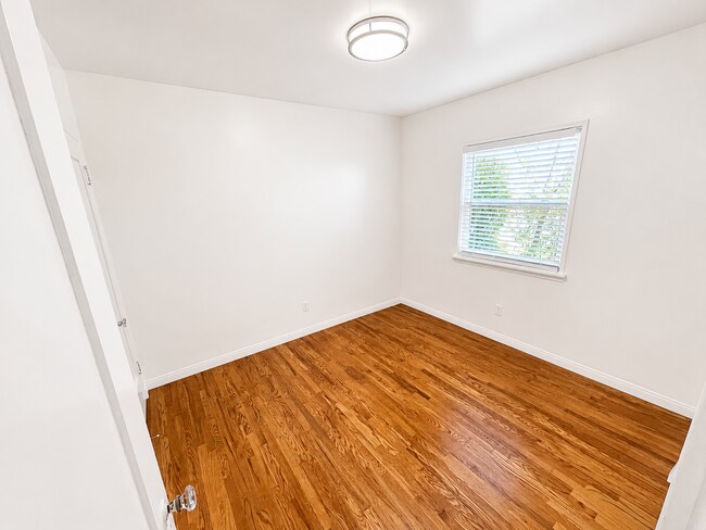 Building Photo - Completely Remodeled Spanish Style Midtown Apartment! Air Conditioning!