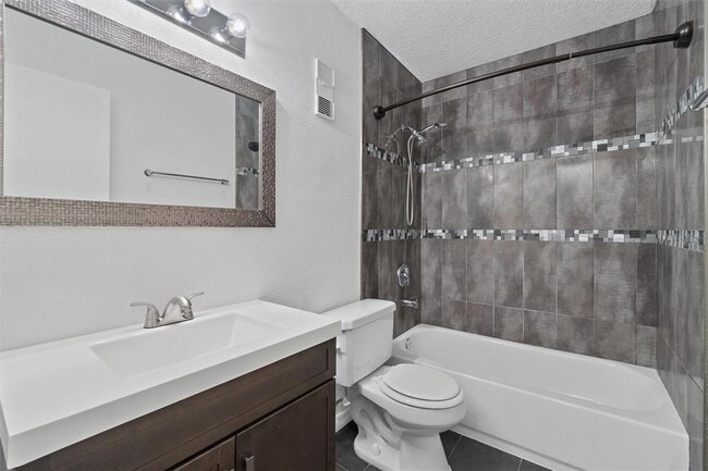 Building Photo - 165 Pompano Dr SE