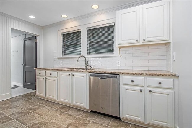 Building Photo - 476 Hemlock Cir SE