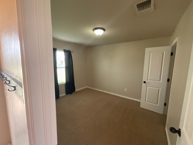 Building Photo - 4 bed, 2 bath, 2 car garage, 12-14 person Storm Shelter