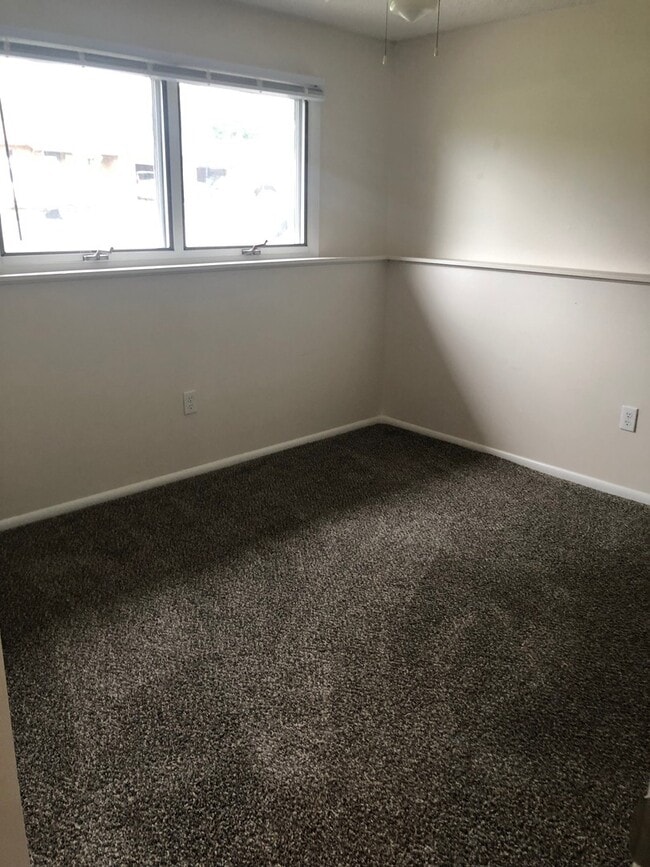 Building Photo - 3 Bedroom, 1 Bathroom Unit in Duplex for Rent