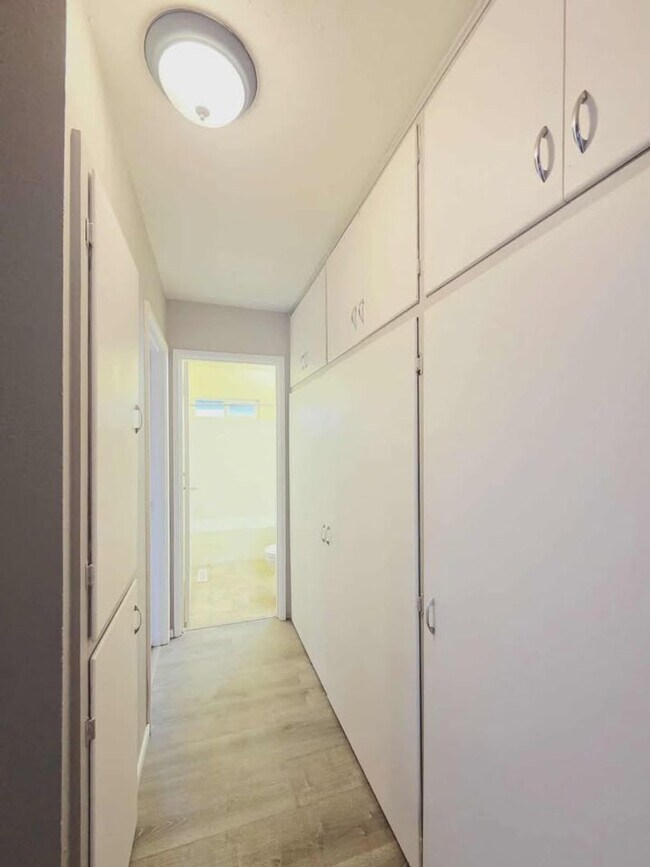 Building Photo - 1261/1263 Montana St. Duplex