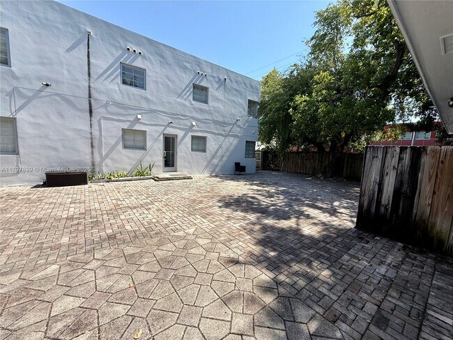 Building Photo - 572 NE 67th St