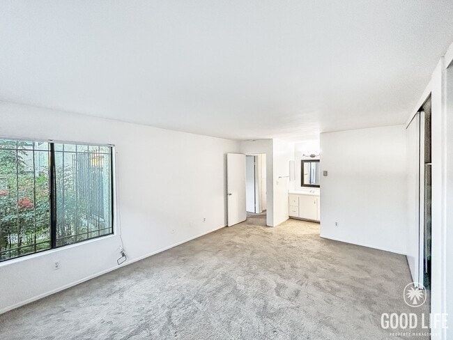 Building Photo - Beautiful 2B/2BA Condo in Pacific Beach w/ Parking & Swimming Pool!