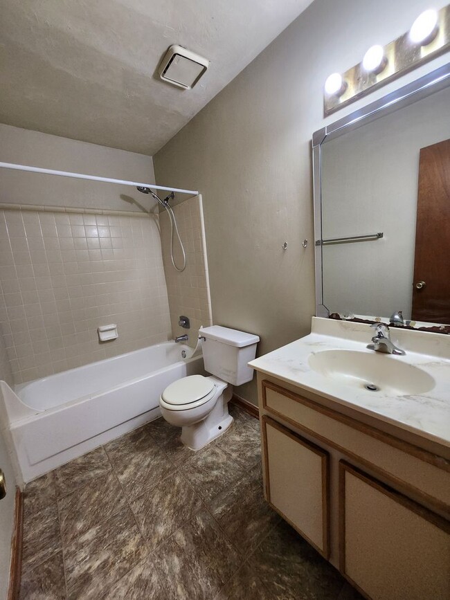 Building Photo - 3 bedroom town home for rent across from F...