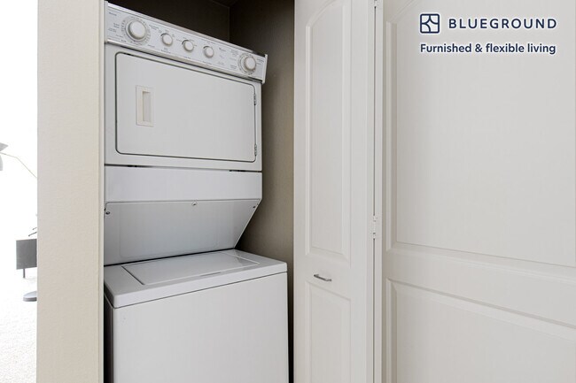 Building Photo - 295 E Evelyn Ave