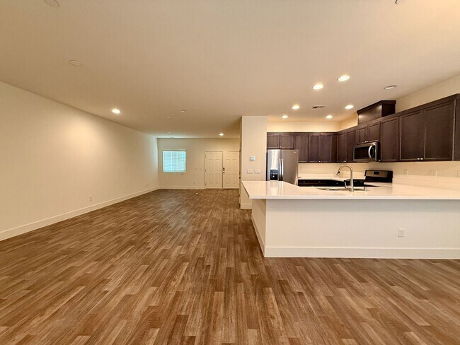 Building Photo - 3 BED 2.5 BATH 2 CAR GARAGE TOWNHOUSE w/ PRIVATE BACKYARD in GATED COMMUNITY.