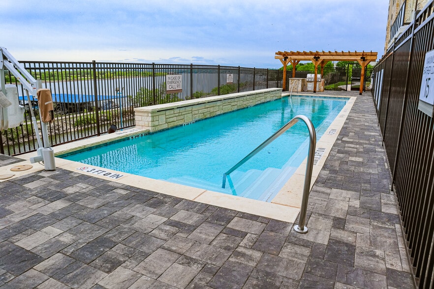 Building Photo - Dolce Vita Lakeside