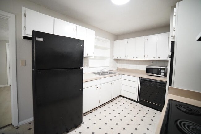 Building Photo - 318 Meadowbrook Ln