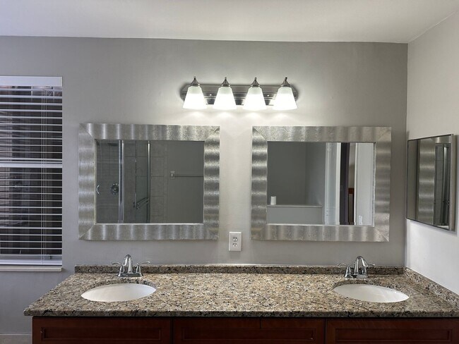 Building Photo - Single Family house in Silver Lakes - Pemb...