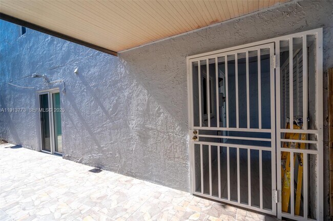 Building Photo - 1070 W 43rd Pl