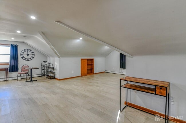 Building Photo - 737 Roseland Pl